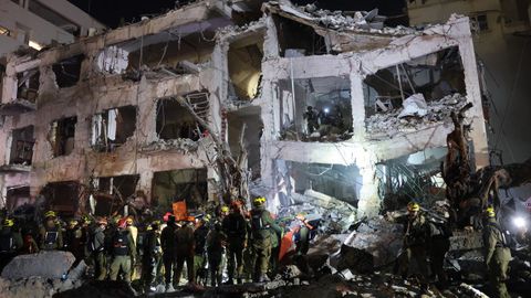 Equipos de rescate en Tel Aviv luego de que un misil iran� impactara