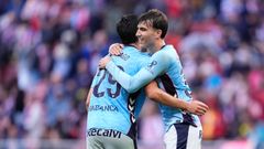 Javi Rodr�guez, celebrnado con Yoel Lago el triunfo del Celta ante el Atl�tico de Madrid.