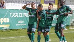 Baselga celebra con sus compaeros el primero de sus tres goles