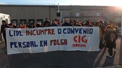 Concentraci�n ante el almac�n de Lidl, durante la huelga indefinida en Nar�n
