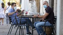 Dos clientes en la terraza de un bar del paseo de la Compa��a, en Monforte, el pasado 26 de agosto