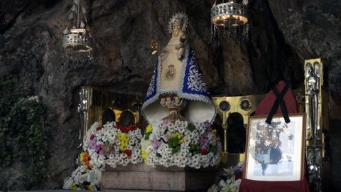 La Polic�a dona un manto a la Virgen de Covadonga