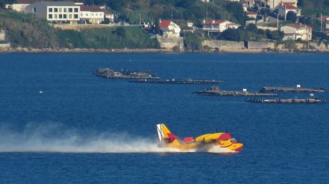 Un hidroavi�n en la r�a de Pontevedra