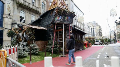Estado en el que qued� la casa de Pap� Noel de Policarpo Sanz tras el accidente de una furgoneta 