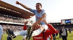 Aspas, a hombros de Dani Abalo una vez concluido el partido.