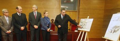 La ministra Ana Pastor y el resto de las autoridades, ayer en la presentaci�n del proyecto en el Concello de Cambados. 