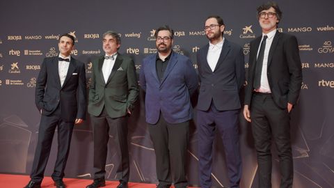 El equipo de la pel�cula �Buffet para�so� posa en la alfombra roja.