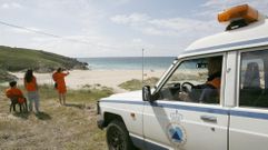 Efectivos de Protecci�n Civil en la playa de Punta Penencia, en foto de archivo