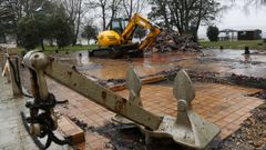 Los trabajos de retirada de escombros se est�n realizando con una pala mec�nica. 