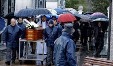 La familia de Carmen Taibo entra en el cementerio municipal acompa�ando el f�retro. 