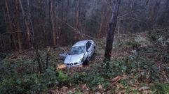 El veh&iacute;culo accidentado este mi&eacute;rcoles por la ma&ntilde;ana al caer por un terrapl&eacute;n en Cuntis