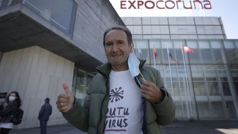 Marcos Queiro después de vacunarse en la campaña masiva frente al covid-19 para personas de 60 a 65 años en Expocoruña