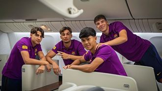 Pedro Fernández, Dro, en primer plano (segundo por la izquierda) en el avión rumbo a Japón.