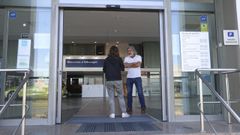 Un trabajador de Gndara Motor en la puerta de la nave, prcticamente vaca y sin vehculos a la venta.