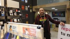 Javier Rodr�guez est� al frente de Zona M�vil, que acaba de abrir su segunda tienda en Ourense en la calle Bedoya