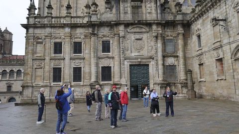 Un grupo de turistas, la semana pasada, junto a la Catedral de Santiago durante una visita guiada por la ciudad.