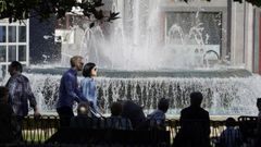 Paseantes en la plaza de la Escandalera de Oviedo