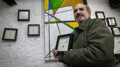 Gerardo Crusat con una de las obras que expone en el bar Amanitas de A Pobra