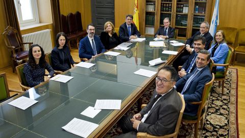 Estos son los magistrados y jueces que forman el �rgano de gobierno de los juzgados y tribunales gallegos. De izquierda a derecha, Noem� Gonz�lez, Ana Fern�ndez-Porto, Luis Fernando de Castro, Teresa Cortizas, Juan Jos� Mart�n, Jos� Mar�a G�mez y D�az-Castroverde (presidente de la Sala y del TSXG), Ignacio Picatoste, Carmen Veiras, Jos� Luis Dea�o, Germ�n Serrano y Antonio Pi�a. 