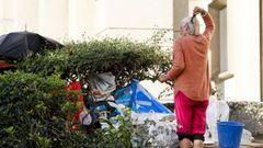 SE�ORA VIVIENDO EN LAS ESCLAVAS, CRECIMIENTO DEL CAMPAMENTO Mercedes, la mujer que desde hace dos meses vive debajo de un �rbol en el jard�n situado entre la iglesia de las Esclavas y el mar