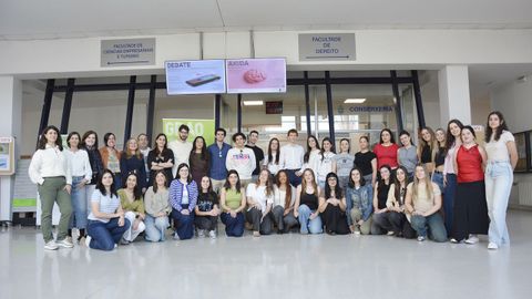 Alumnos de la primera promoci�n de Relaciones Internacionales, en el Edificio Xur�dico-Empresarial del Campus de Ourense.