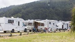 Abundantes autocaravanas en el entorno de la playa de Soesto