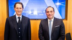 El presidente de Stellantis, John Elkann, junto al consejero delegado, Antonio Filosa.