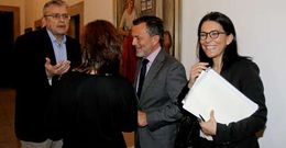 El alcalde coincide en el pasillo de acceso al sal�n de plenos con varios concejales. 