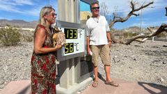 Una pareja se fotografiaba al lado de un term�metro que marcaba 56 grados el pasado mi�rcoles en el Valle de la Muerte, el lugar m�s c�lido de la Tierra, situado en la costa oeste de Estados Unidos