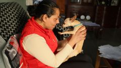 Anelya Stoykova, con la perrita de uno de sus hijos, este s�bado en su vivienda de Cervo