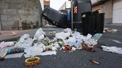 Basura por el suelo y contenedores volcados: las fotos de las primeras horas de huelga de FCC en Monforte