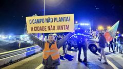 Los agricultores lusos han cortado varias v�as en protesta. En la imagen, la A-6