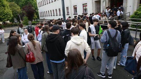 El alumnado, a la espera de acceder al examen de selectividad, en la Escola Polit�cnica de Ferrol
