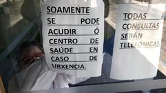 Carteles que anuncian la supresi�n de las consultas presenciales en A Barrela