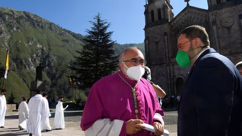 Barbn conversa con el arzobispo Sanz Montes