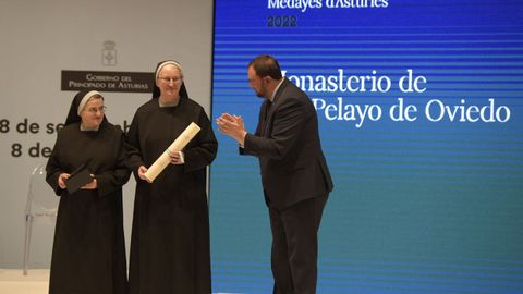 El presidente del Principado de Asturias, Adrin Barbn, entrega la Medalla de Asturias a las monjas Pelayas de Oviedo