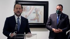 El presidente de Abanca, Juan Carlos Escotet Rodrguez (i), y el presidente del Principado de Asturias, Adrin Barbn