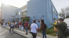 Largas colas en el centro de salud vimianc�s para el cribado del Sergas. Ante la subida de casos en el municipio, en zona tres de alerta por covid desde este domingo, el Sergas realiz� este lunes por la tarde pruebas masivas a numerosos vecinos para descartar posibles casos asintom�ticos y evitar la propagaci�n del virus. Desde la gerencia sanitaria indican que la medida es habitual, y que tambi�n se hizo en su momento en A Laracha y Carballo. En total, se practicaron unas doscientas PCR