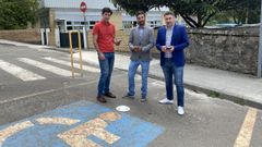 El concejal Manuel Gonz�lez, a la derecha, con los responsables de la empresa 