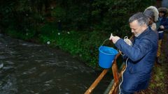 El portavoz del PP, Agust�n Hern�ndez, recoge una muestra del r�o Sar.