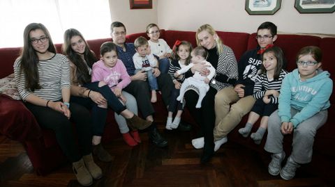 La ferrolana Mar Dorrio celebra con sus once hijos y su marido el da de la madre. 