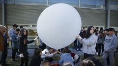 Alumnos del instituto Maruxa Mallo, de Ordes, y de otros centros gallegos hacen una prueba con un globo peque�o para el nuevo proyecto de la agencia espacial escolar, NOSA
