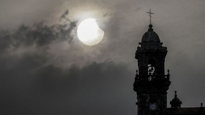 Una foto de archivo de un eclipse desde el campanario de la iglesia de Santo Domingo, en Betanzos
