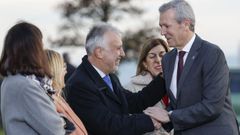 El presidente de la Xunta saluda al ministro ngel Vctor Torres durante la reciente Conferencia de Presidentes