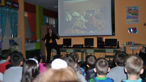 La cooperante Leticia Send�n habl� a los ni�os del CEIP Vilarmide-Eduardo Noya (Mux�a) de sus experiencias en Marruecos y Senegal