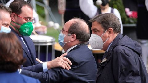 Barbn saluda al ministro Miquel Iceta, a su llegada al Reconquista en Oviedo