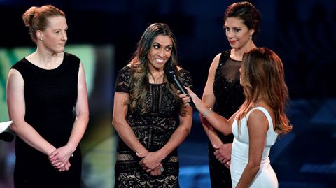 Marta, rodeada de Melanie Behringer y Carli Lloyd