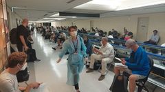 Una voluntaria, con una prenda de protecci�n, trata de organizar la llegada de una de las delegaciones ol�mpicas a Narita