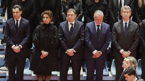 De izquierda a derecha: El presidente de la Junta de Andaluc�a Juanma Moreno, la vicepresidenta del gobierno Mar�a Jes�s Montero, el ministro de Agricultura, Pesca y Alimentaci�n, Luis Planas, el ministro de Pol�tica Territorial y Memoria Democr�tica, �ngel V�ctor Torres, y el l�der del PP Alberto N��ez Feij�o, durante el funeral