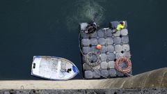 Un buceador en la zona de la presa en la que se llevar�n a cabo las obras